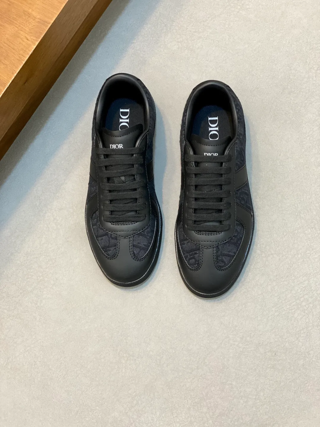 Men's Men's Shoes 💰400【New Style】🍿🍿𝐃𝐢𝐨* — Dior. Dior's new casual sneakers define your fashionable pace. They boldly use innovative technological fabrics to create a futuristic silhouette. The light and breathable mesh material, combined with the unique texture coating process, presents a refreshing visual effect, as if it is a fashion item from the future world. Whether paired with casual outfits or mixed with formal looks, the Dio* D-Sketch sneakers are effortless and add a touch of futuristic style to your overall look. From the streets to the catwalk, it is your indispensable fashion tool. The upper is made of high-tech mesh material, which is light and breathable and fits your feet like a second skin, keeping you dry and comfortable even in the hot summer. The delicate mesh structure gives the shoes a unique visual effect and displays a futuristic aesthetic. Code number: 39-44 (38, 45 customized)